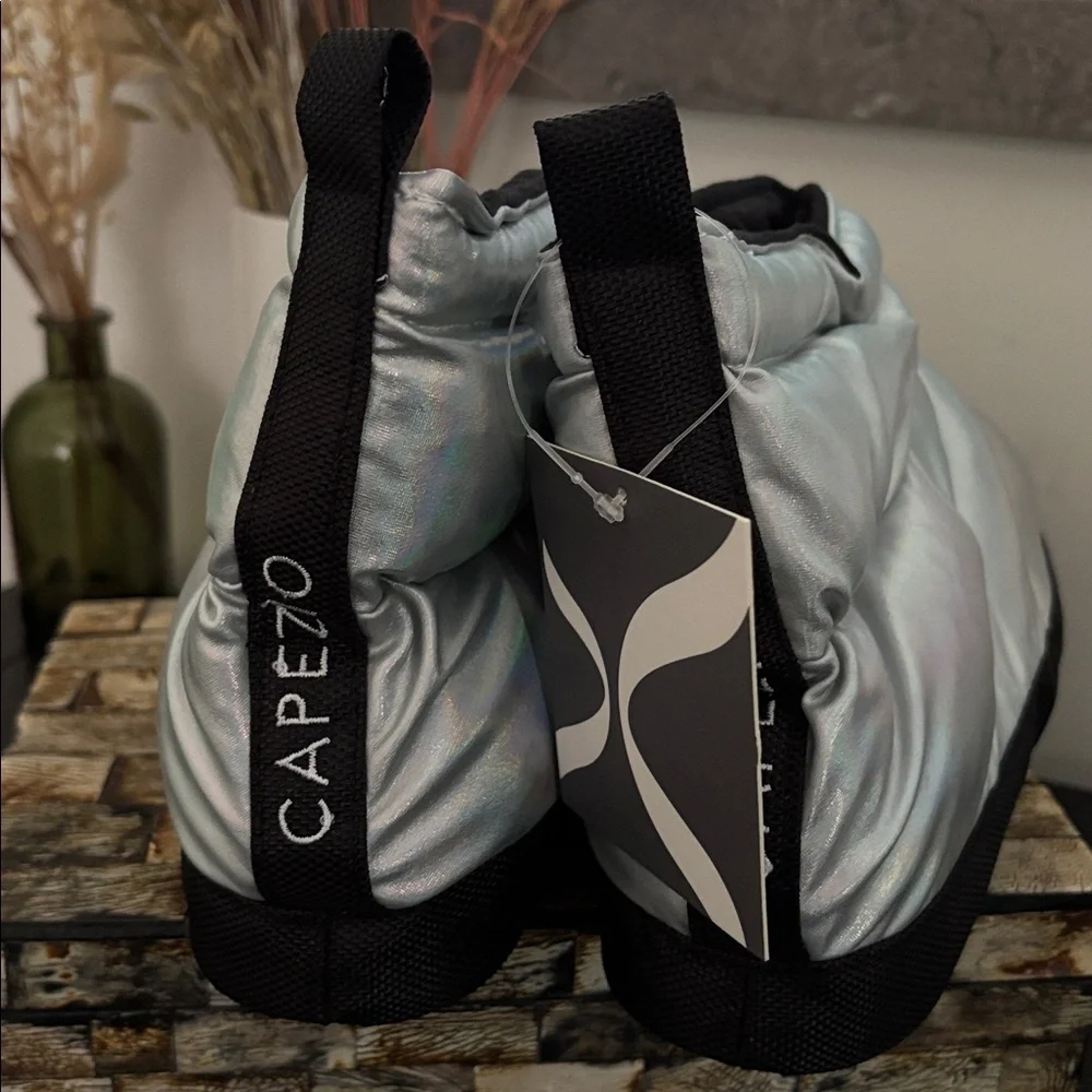NWT CAPEZIO (9/10) Slipper Boot Metallic Nylon Quilt Moon Silver Black Comfort - Picture 8 of 15